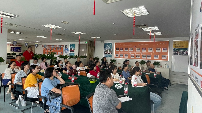 各企業(yè)小伙伴聚精會神的傾聽分享課程